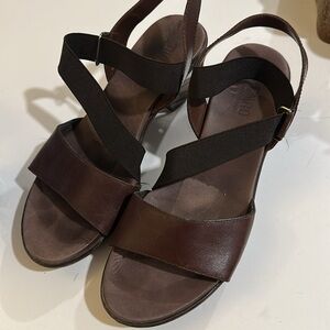 Munro, dark brown platform sandals, leather w/ crisscross stretch straps, sz 9W